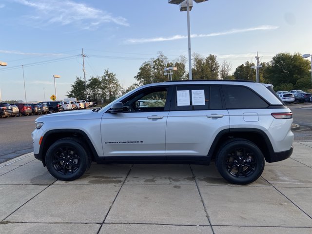 Used 2025 Jeep Grand Cherokee Altitude AWD/4WD image 7