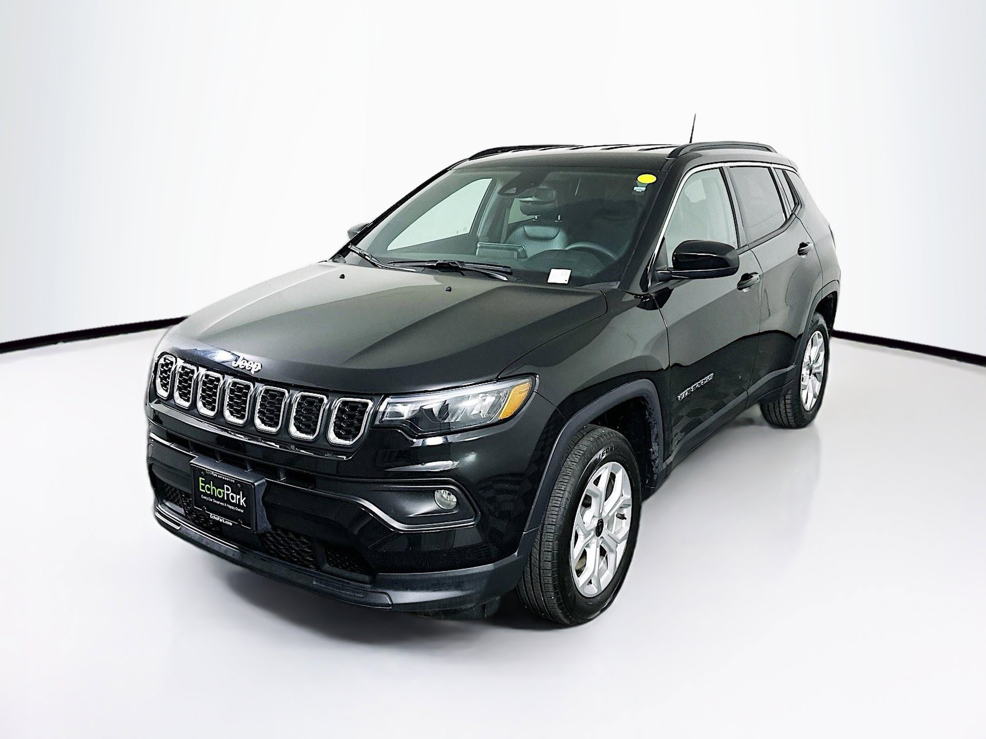 Used 2025 Jeep Compass Latitude AWD/4WD image 3