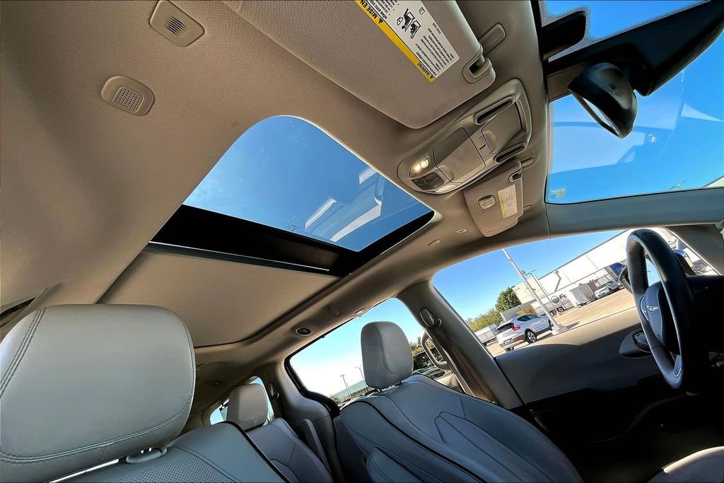 Used 2018 Chrysler Pacifica Limited image 21