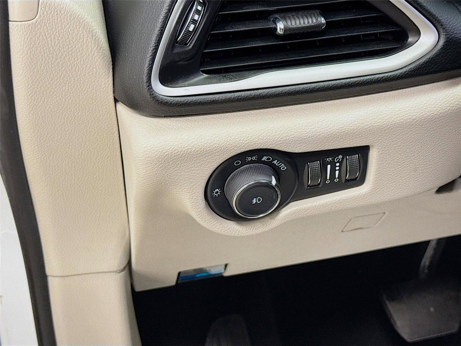 Used 2023 Chrysler Pacifica Touring-L image 10