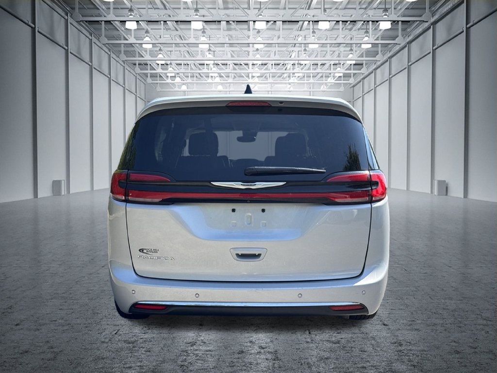 Used 2024 Chrysler Pacifica Touring-L FWD image 7