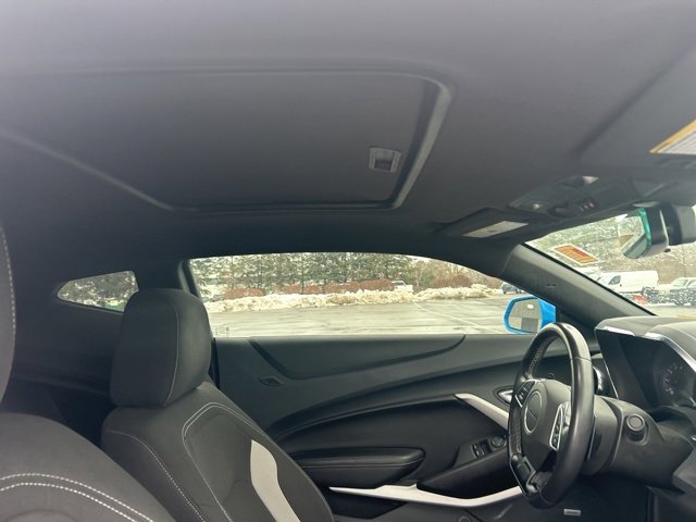 Used 2022 Chevrolet Camaro LT w/ Technology Package image 9