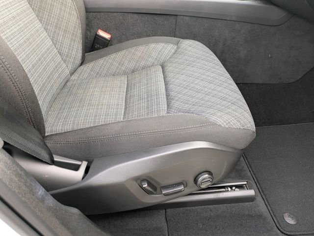 Used 2022 Volvo XC60 B5 Momentum image 35