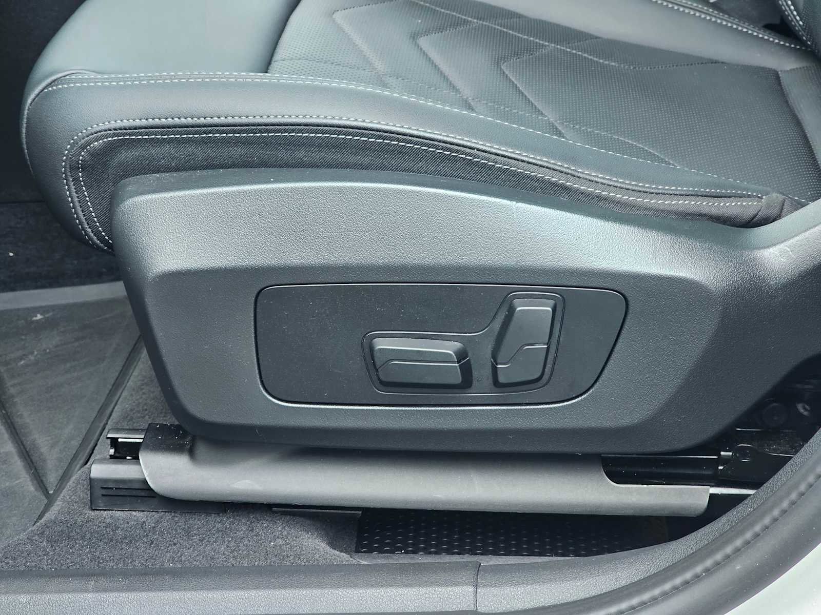 Used 2025 BMW X2 xDrive28i w/ Technology Package image 32