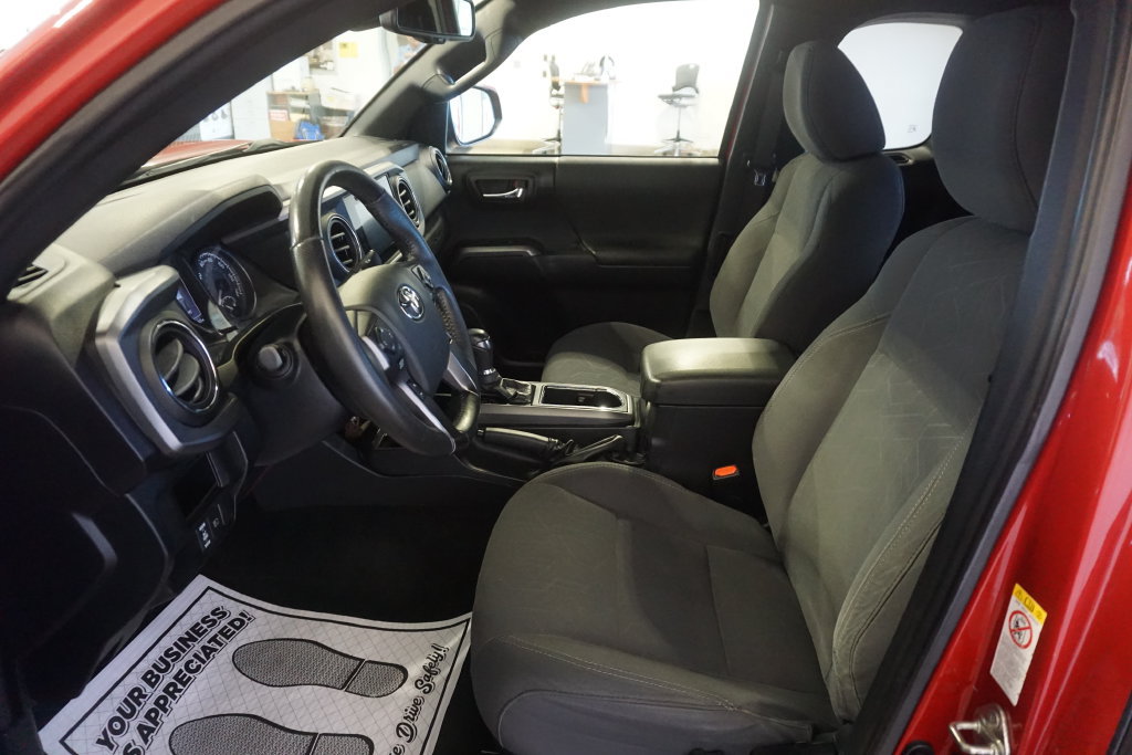 Used 2019 Toyota Tacoma TRD Sport AWD/4WD image 17