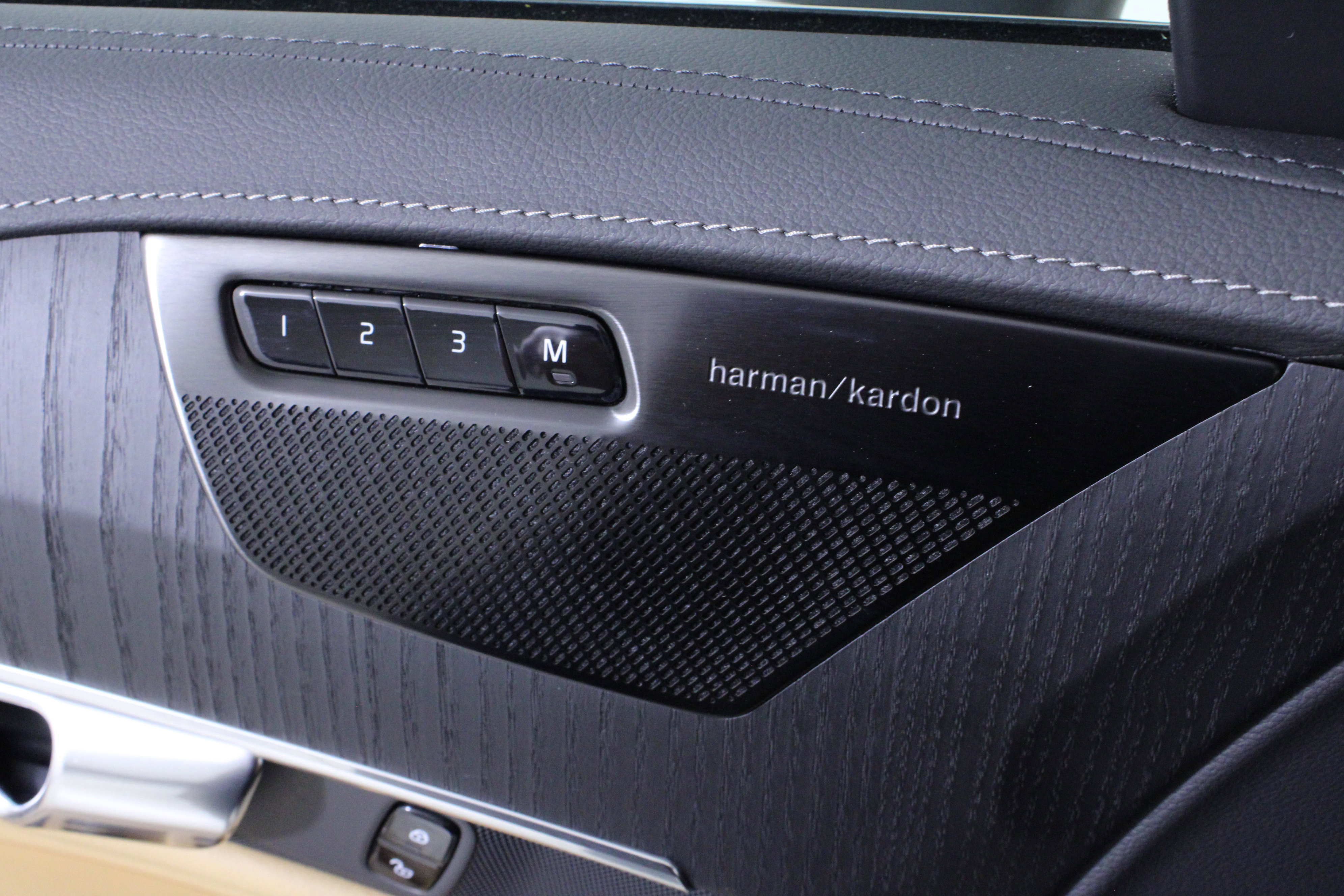 Used 2025 Volvo XC90 B6 Ultra w/ Protection Package Premier image 21