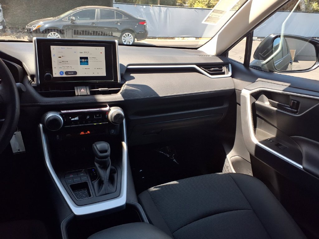 Certified 2025 Toyota RAV4 LE FWD image 31