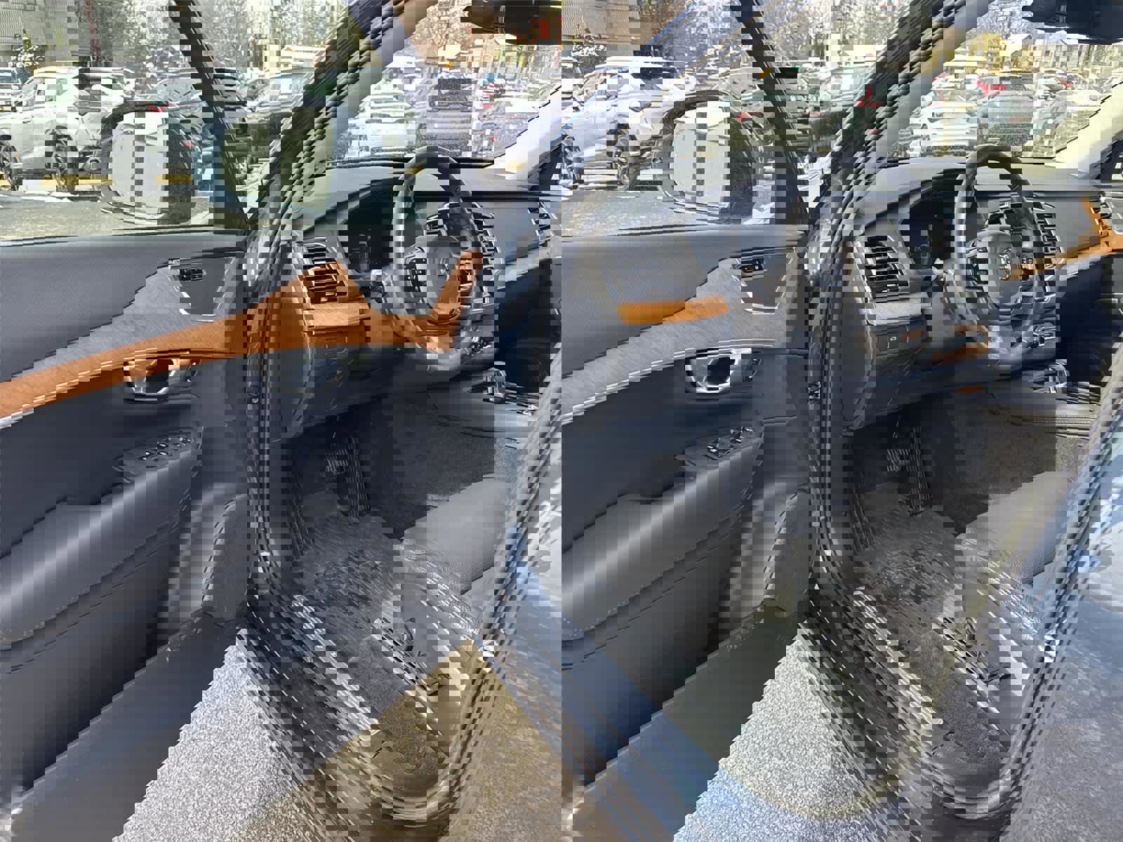 Used 2023 Volvo XC90 B6 Plus w/ Protection Package image 2