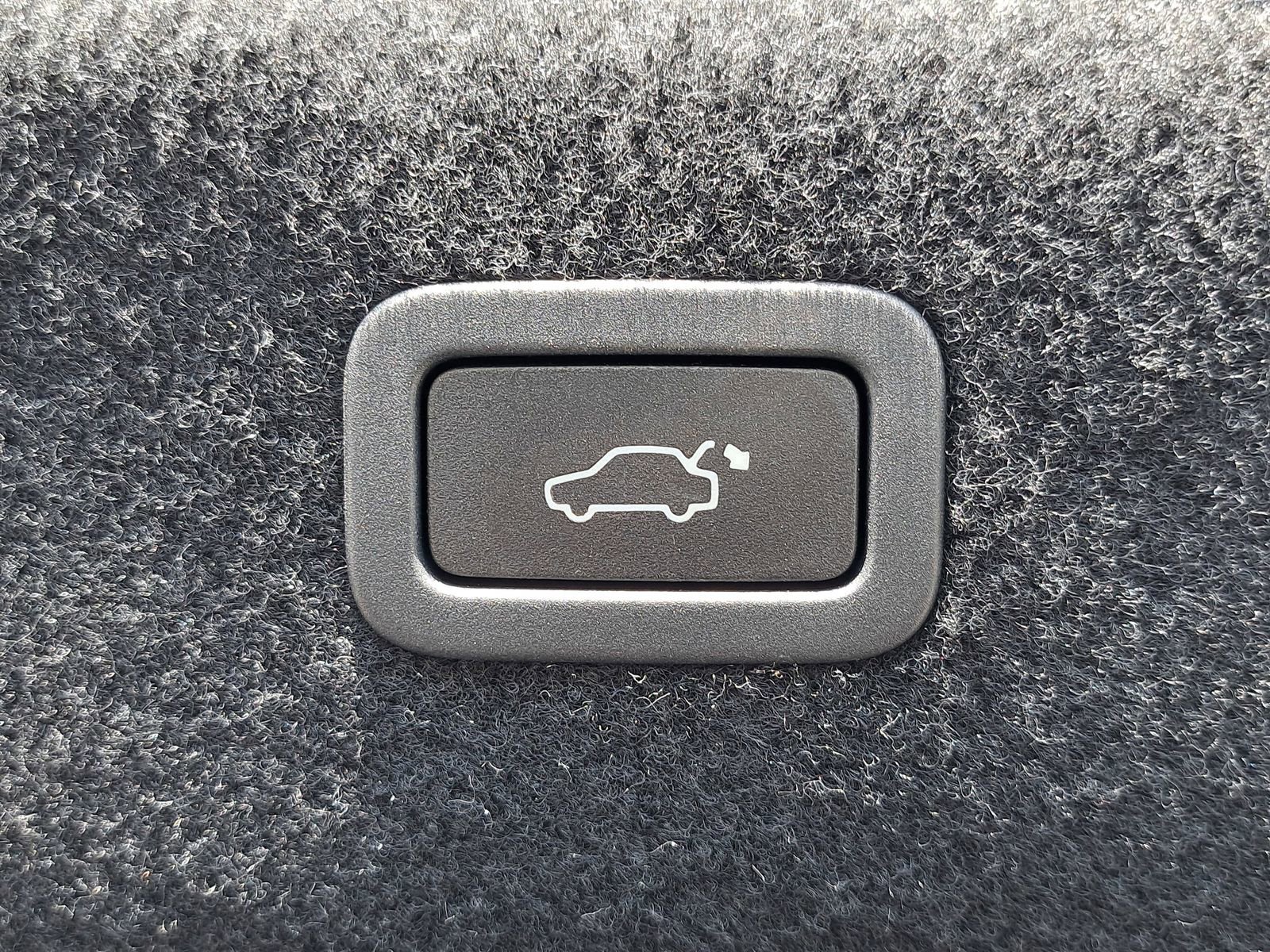 Used 2019 Jaguar XF Prestige image 13