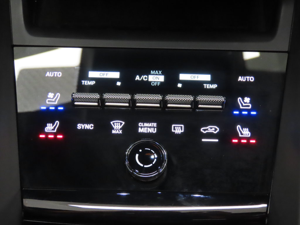 Used 2024 Porsche Macan 4 Electric AWD/4WD image 31