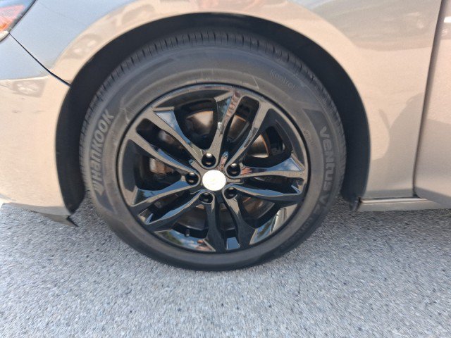 Used 2017 Chevrolet Malibu LT FWD image 24