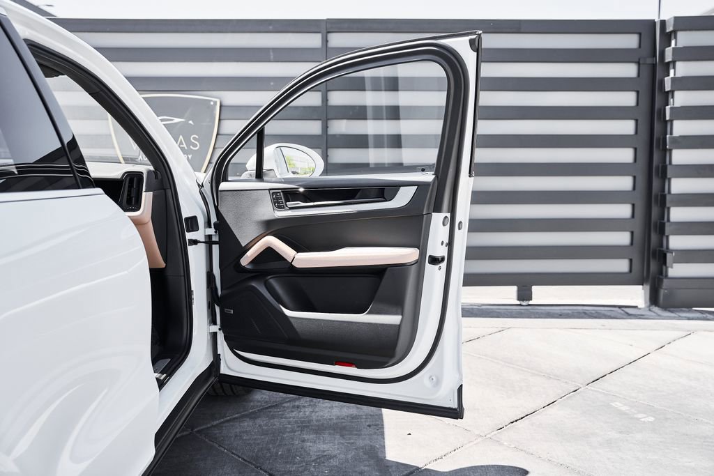 Used 2025 Porsche Cayenne image 20