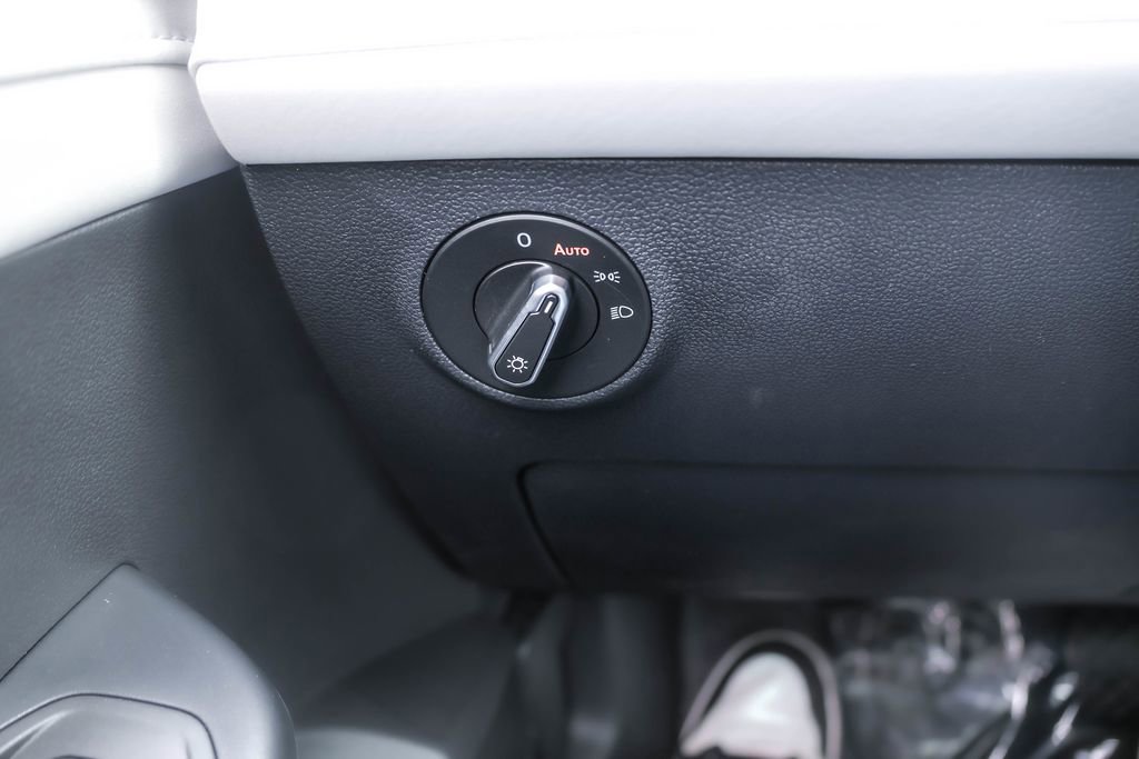 Used 2025 Volkswagen Taos SE image 16