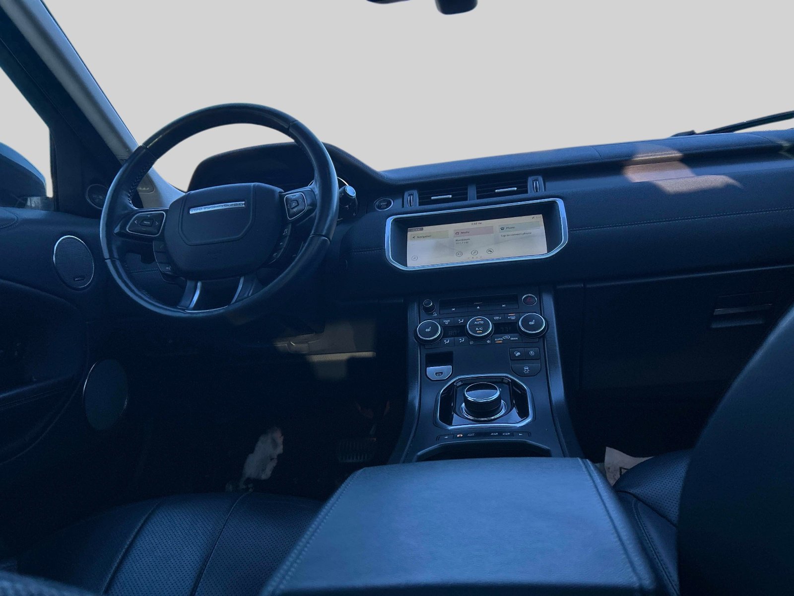 Used 2019 Land Rover Range Rover Evoque SE Premium image 18