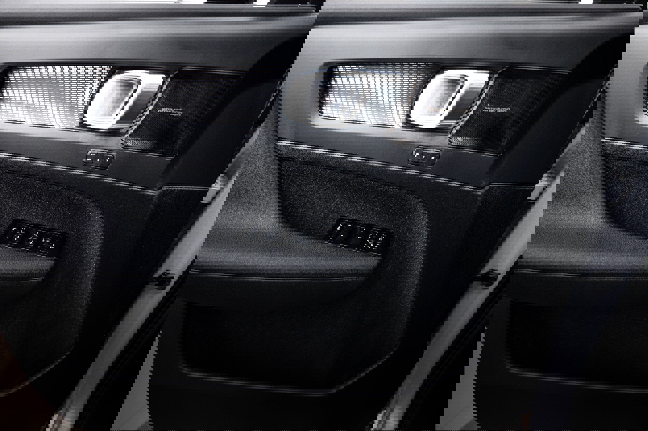 Used 2021 Volvo XC40 P8 Recharge image 14