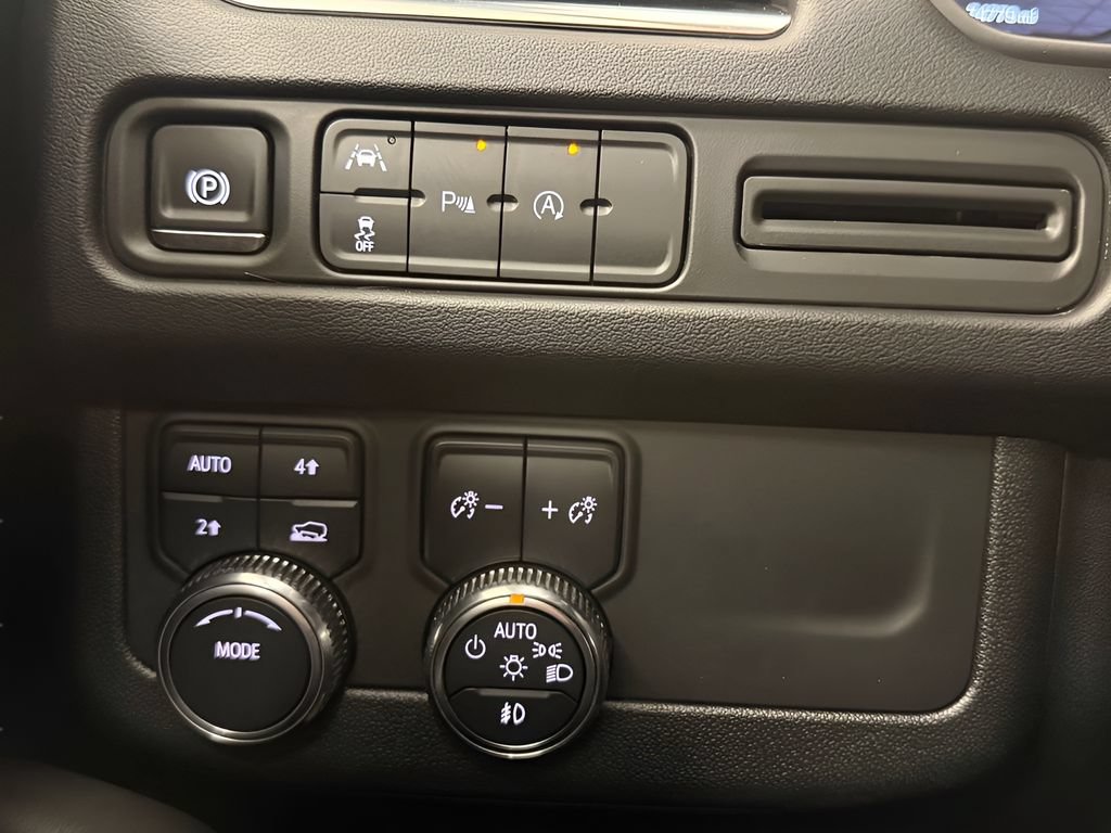 Used 2024 GMC Yukon SLT AWD/4WD image 26