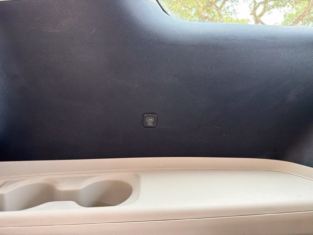 Used 2025 Kia Carnival EX FWD image 30