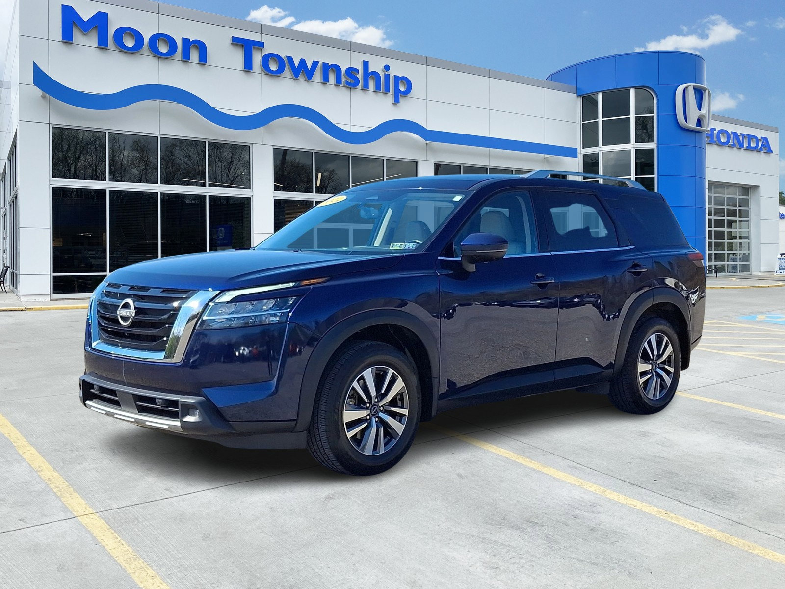 Used 2022 Nissan Pathfinder SL AWD/4WD image 3