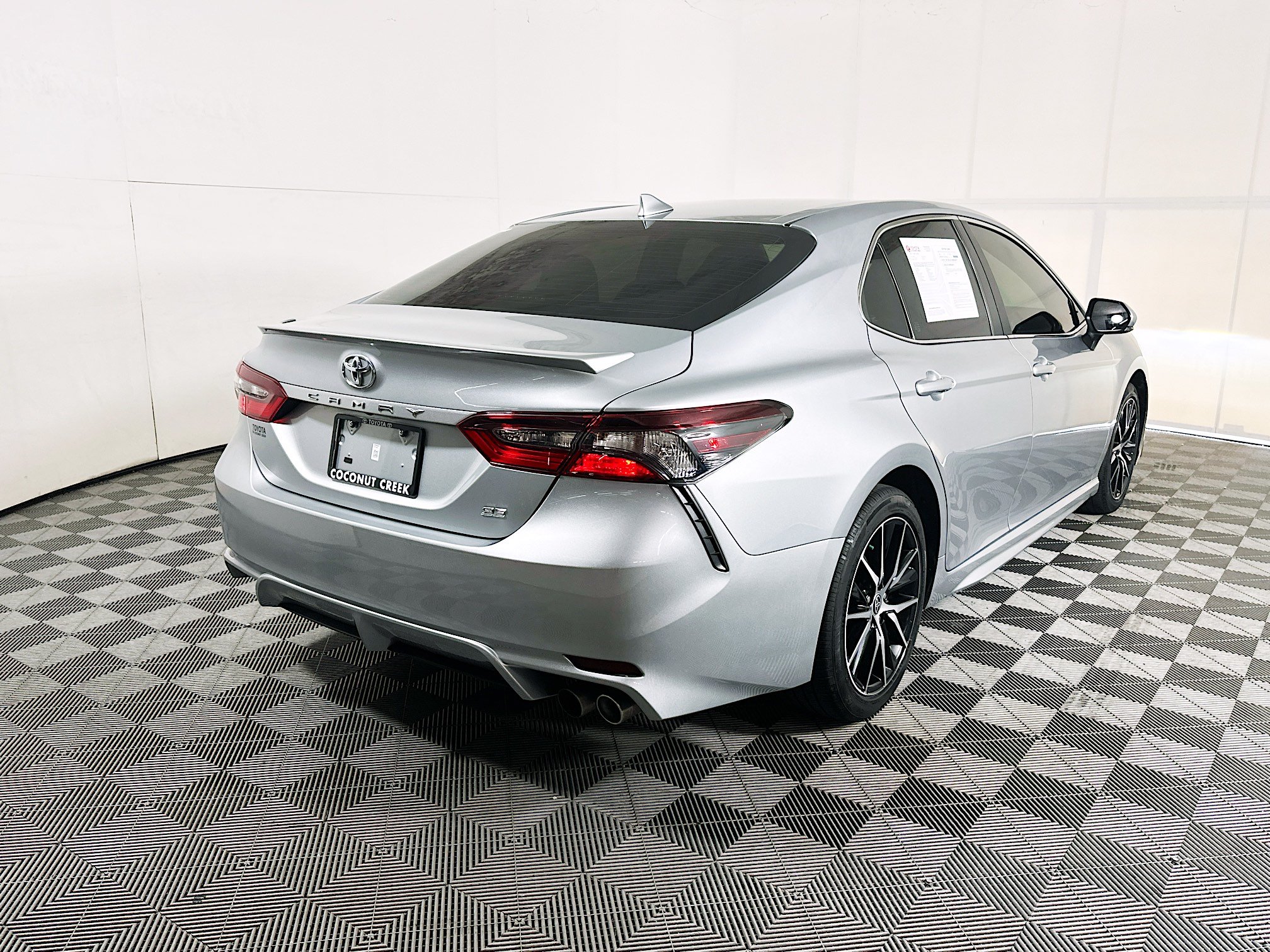 Used 2023 Toyota Camry SE FWD image 3