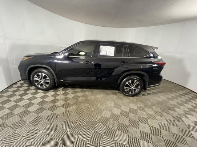 Used 2022 Toyota Highlander XLE image 2