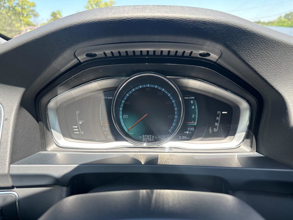 Used 2016 Volvo V60 T5 Cross Country image 3