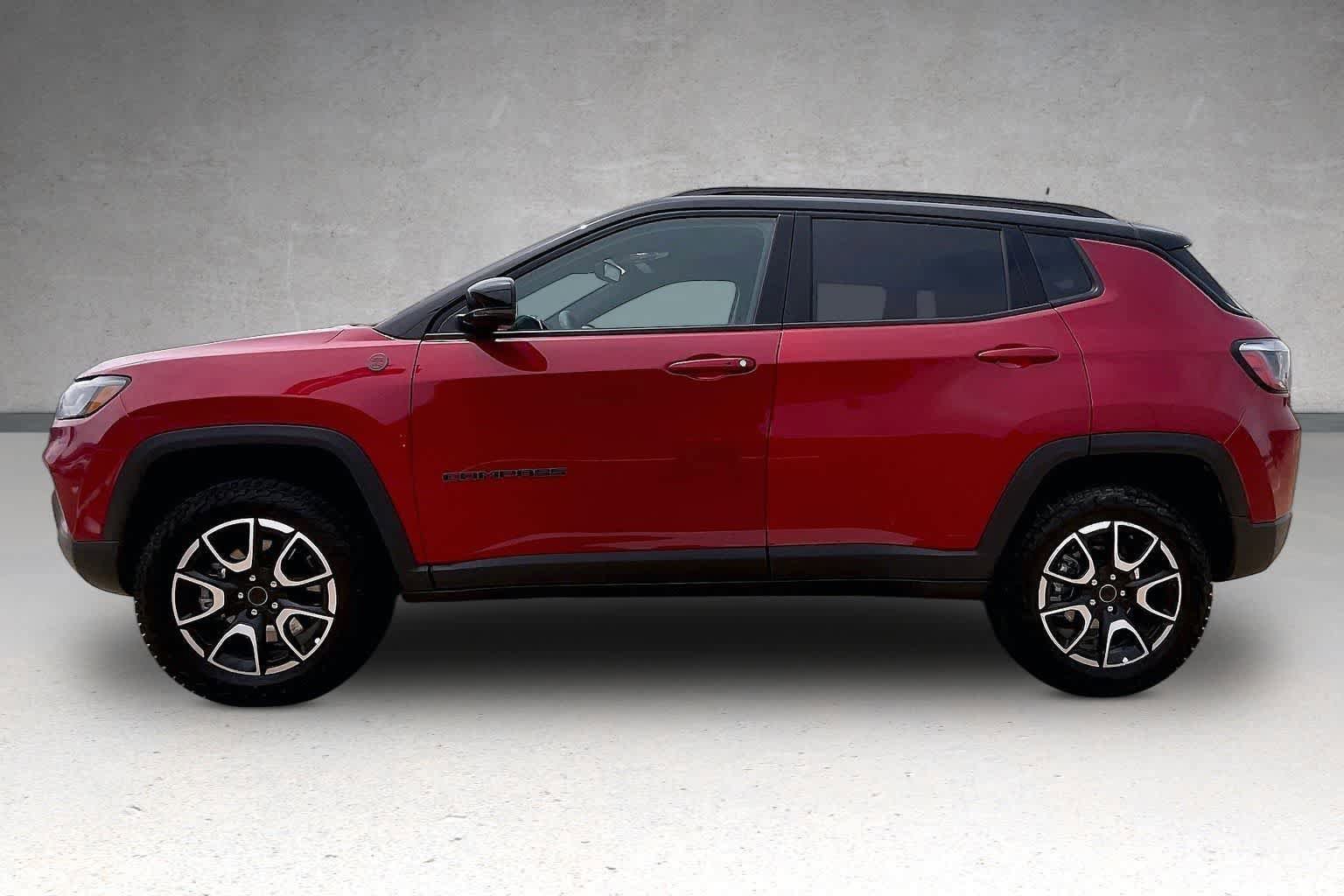 Used 2025 Jeep Compass Trailhawk AWD/4WD image 3