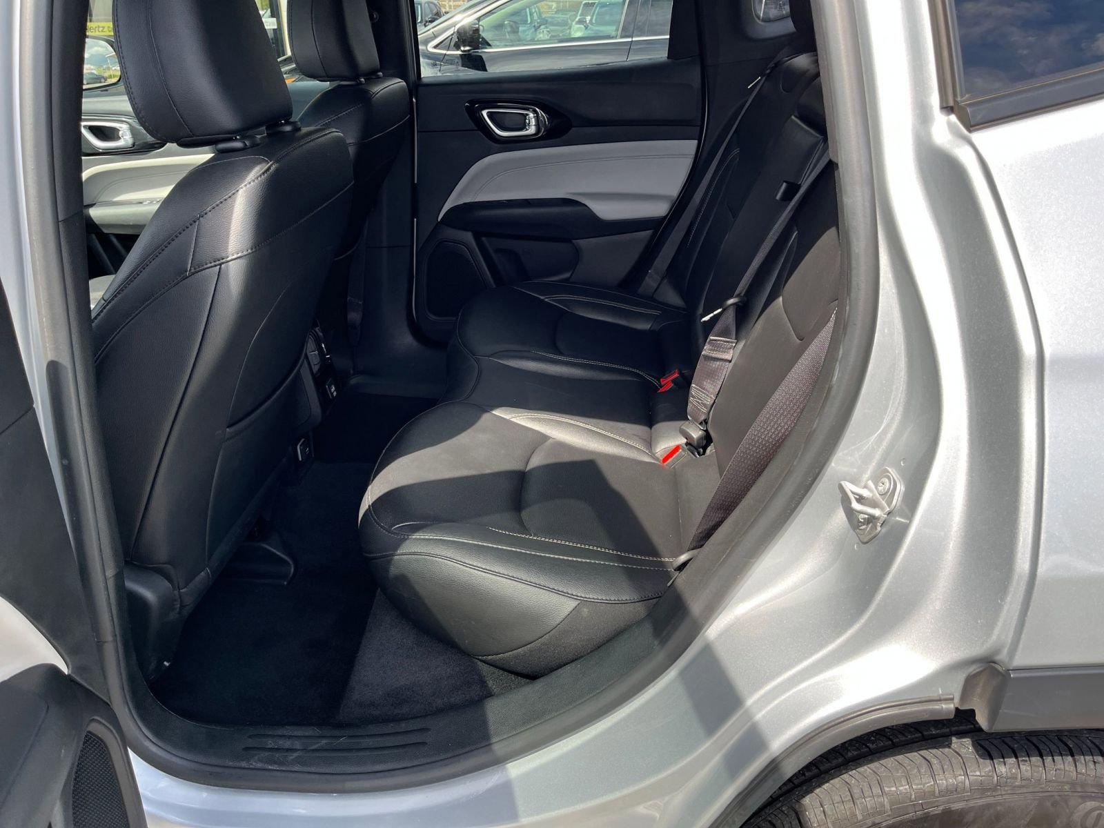 Used 2025 Jeep Compass Limited image 24