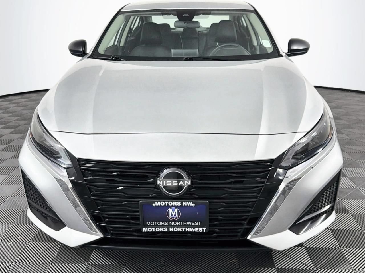 Used 2024 Nissan Altima 2.5 SV FWD image 2