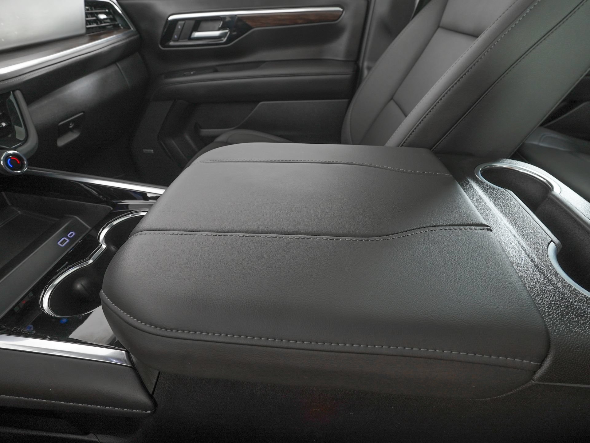 Used 2025 Chevrolet Tahoe Z71 w/ Comfort Package AWD/4WD image 32