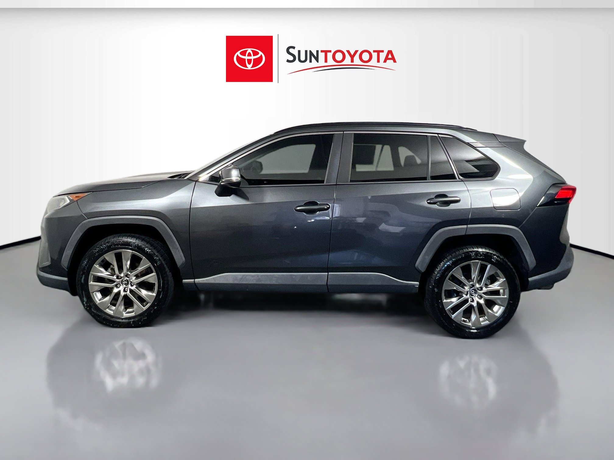 Used 2020 Toyota RAV4 XLE Premium FWD image 6