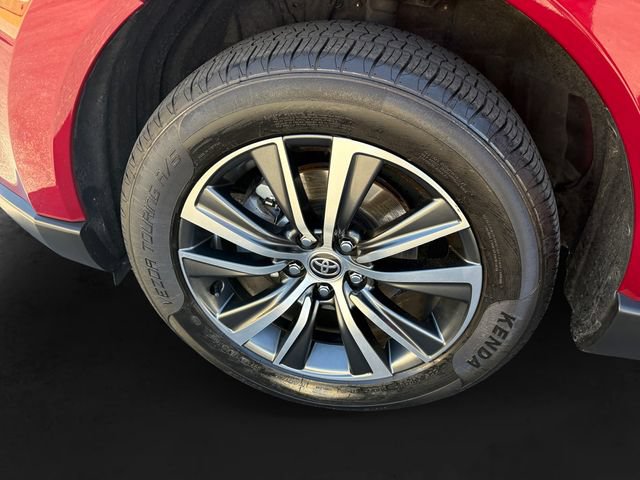 Certified 2024 Toyota Venza LE AWD/4WD image 11