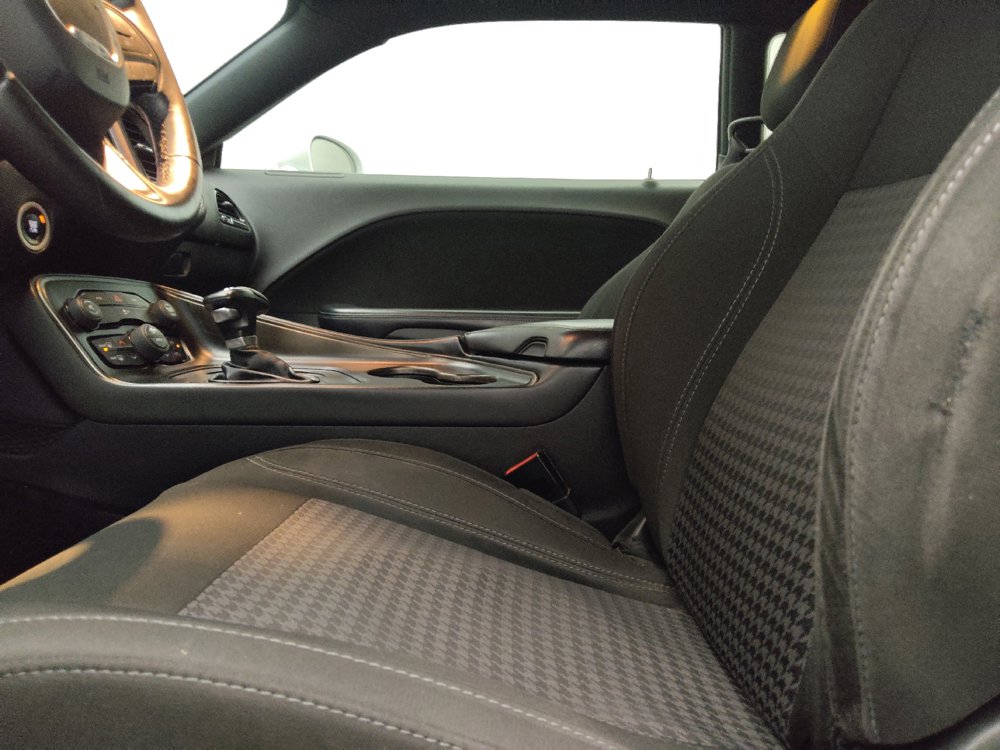 Used 2016 Dodge Challenger SXT RWD image 17