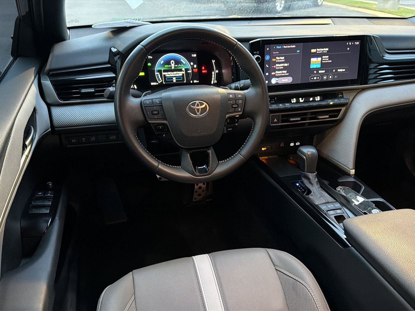 Used 2025 Toyota Camry SE w/ Multimedia Upgrade Package FWD image 18