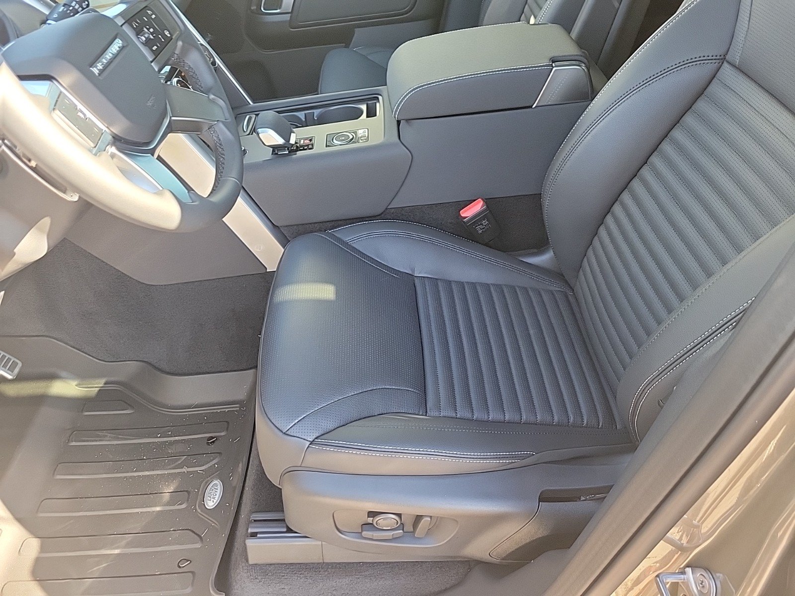 Certified 2025 Land Rover Discovery Dynamic SE AWD/4WD image 24