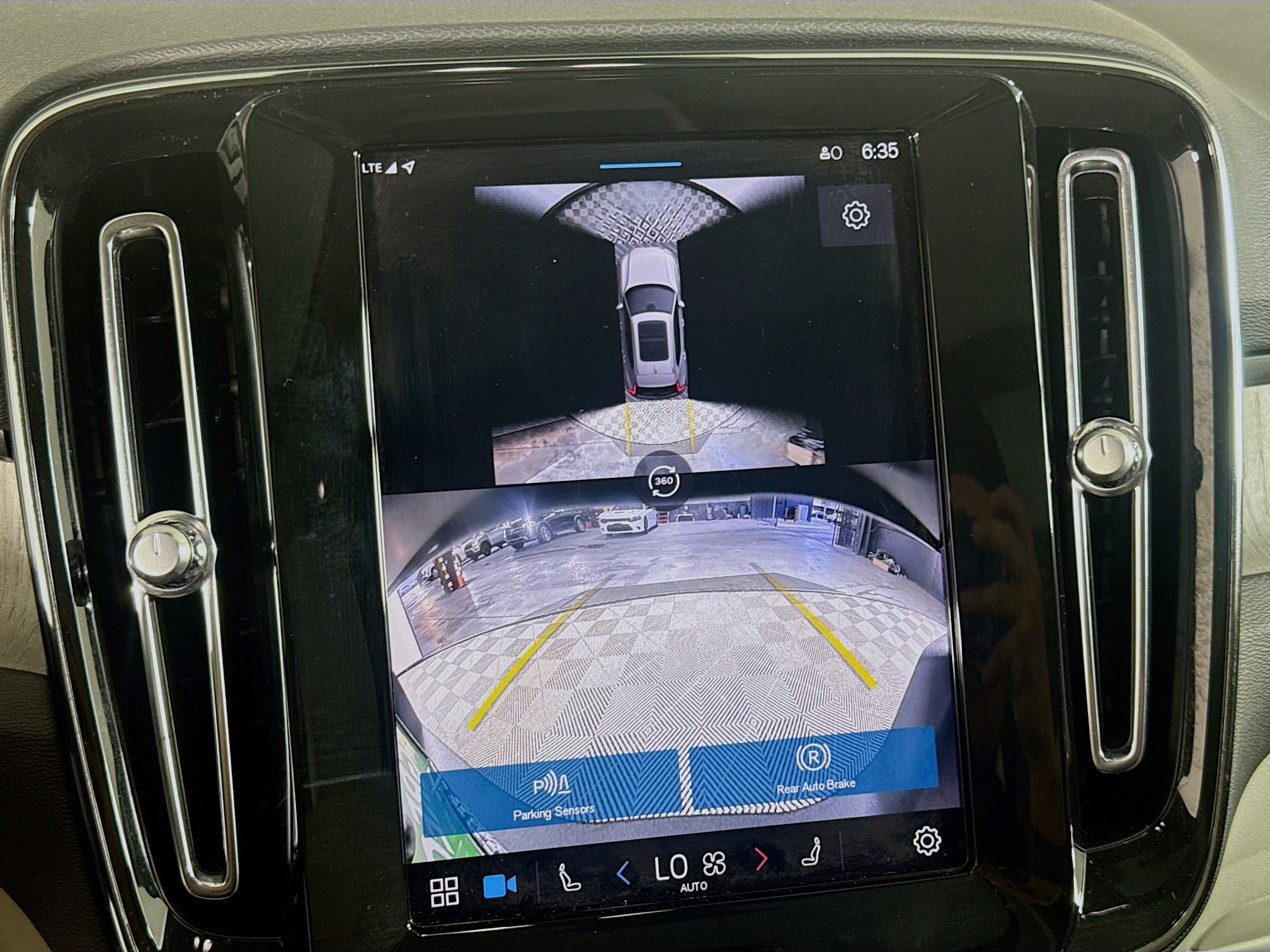 Used 2024 Volvo XC40 B5 Plus image 19