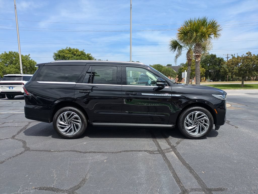New 2027 Lincoln Navigator Premiere RWD image 3