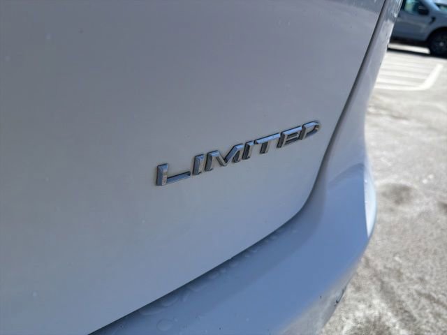 Used 2023 Chrysler Pacifica Limited FWD image 9
