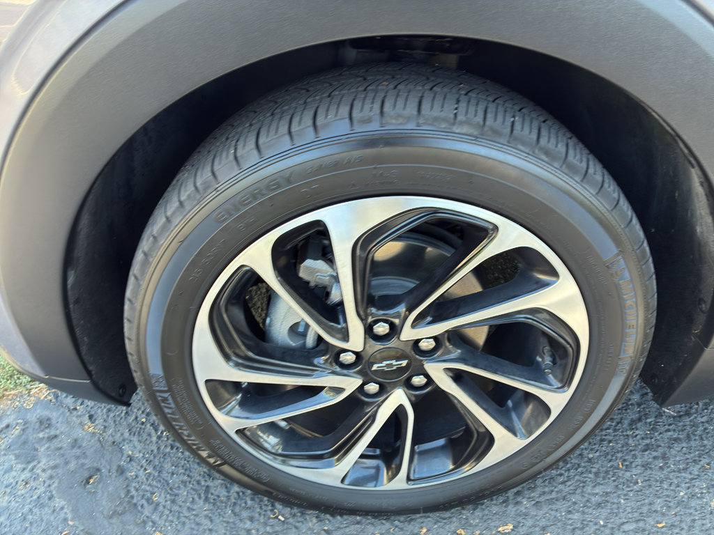 Used 2023 Chevrolet Bolt EUV Premier w/ Sun & Sound Package FWD image 11