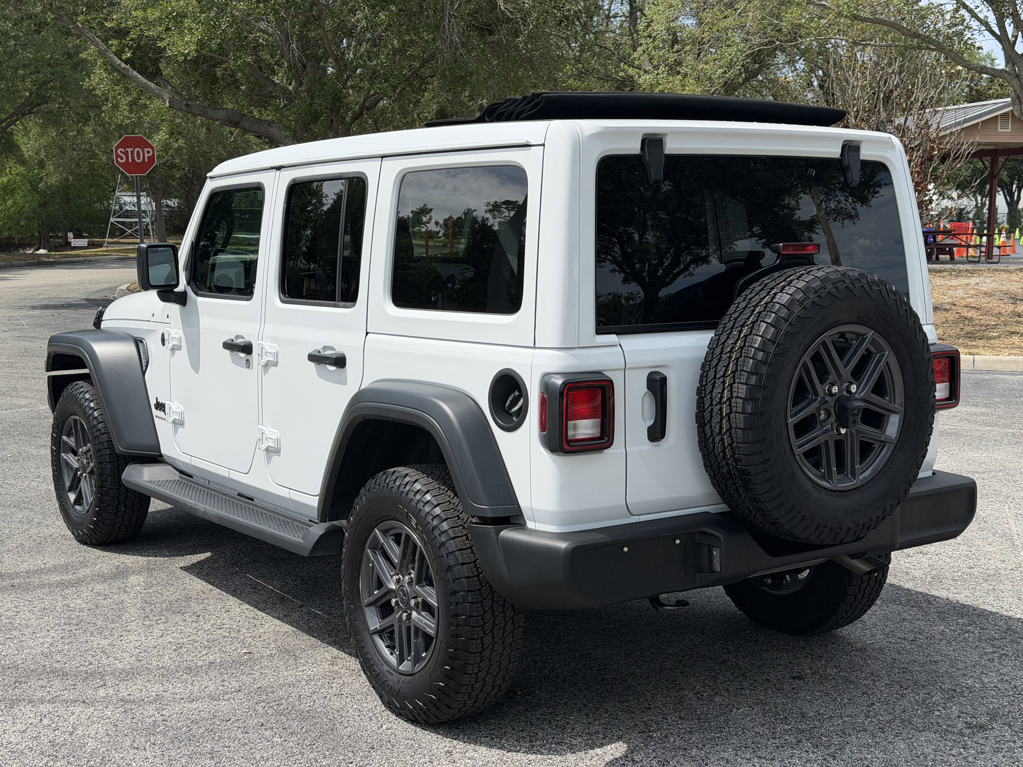 Used 2026 Jeep Wrangler Unlimited Sport AWD/4WD image 4