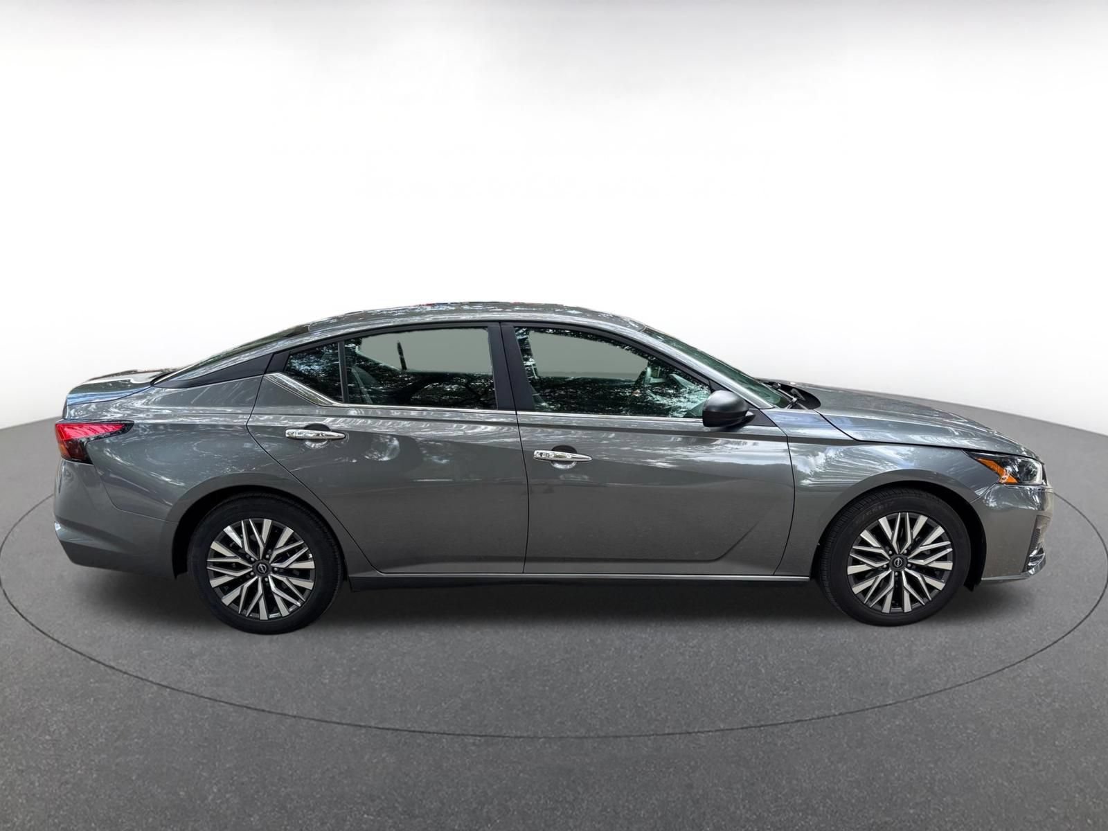 Used 2025 Nissan Altima 2.5 SV FWD image 8