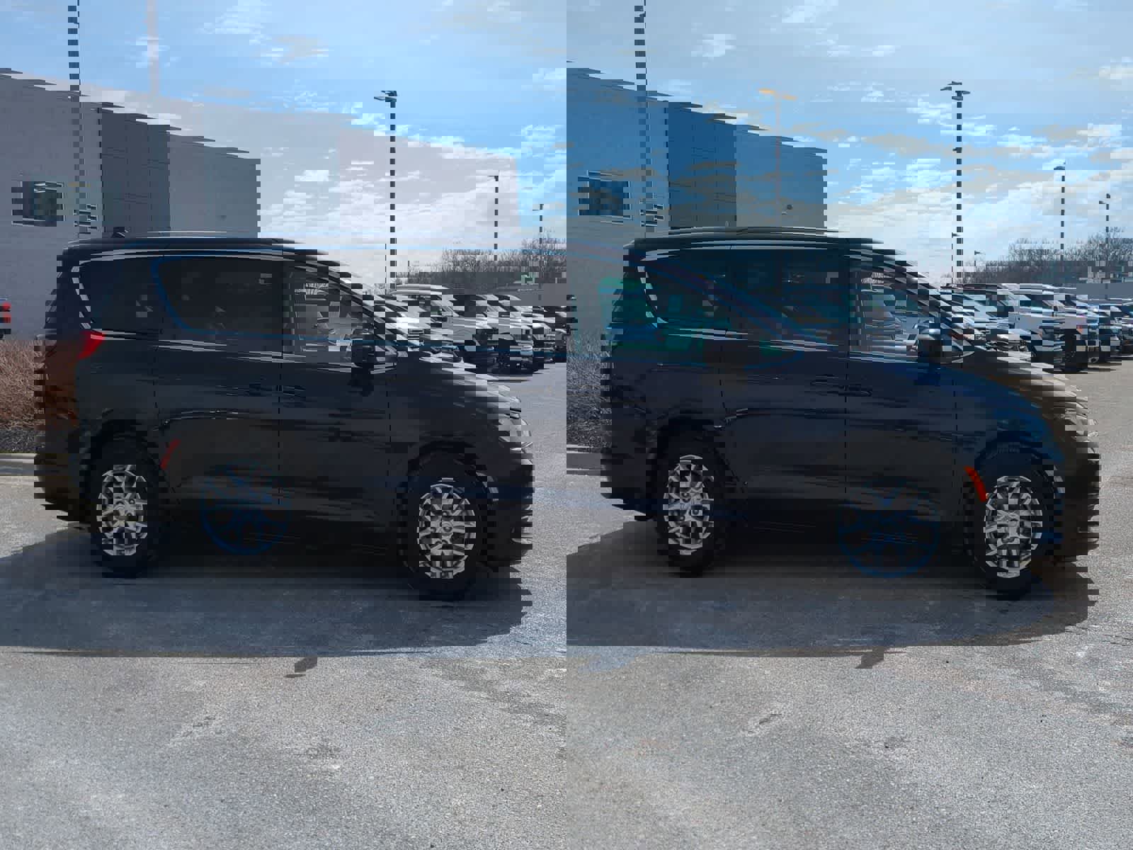 Used 2017 Chrysler Pacifica LX image 9