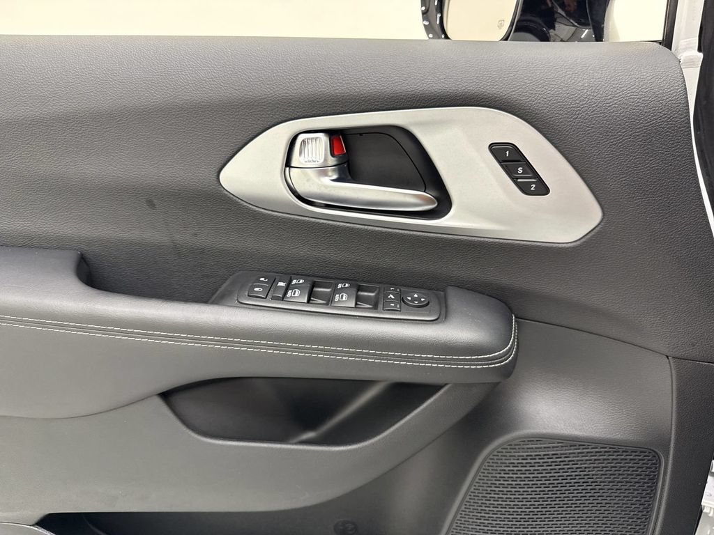 Used 2025 Chrysler Pacifica Limited FWD image 15