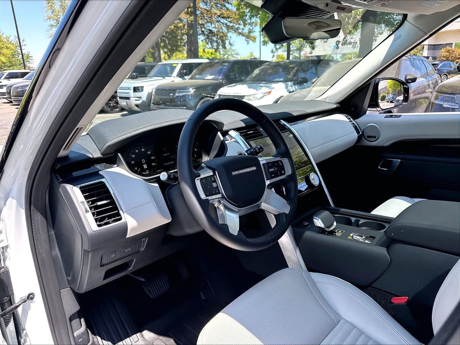 Used 2025 Land Rover Discovery S AWD/4WD image 14