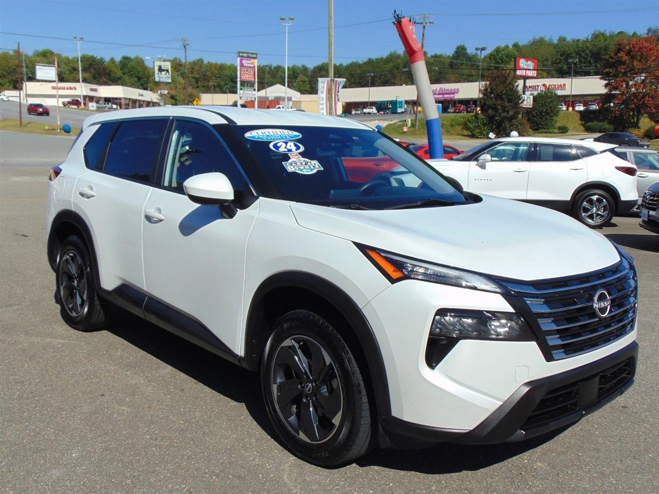 Used 2024 Nissan Rogue SV image 3