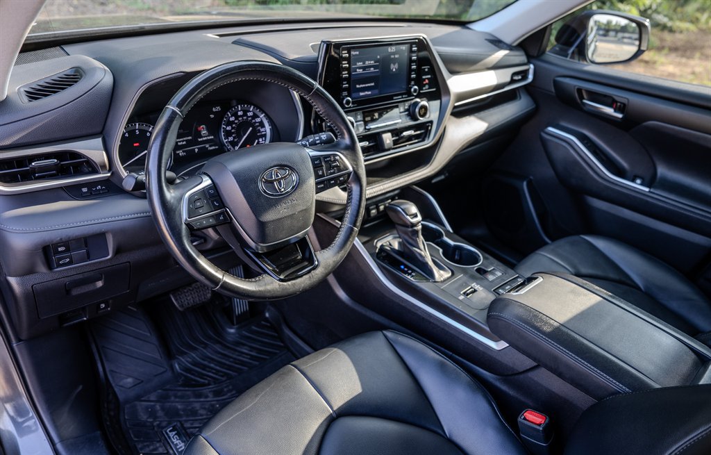Used 2020 Toyota Highlander XLE FWD image 14