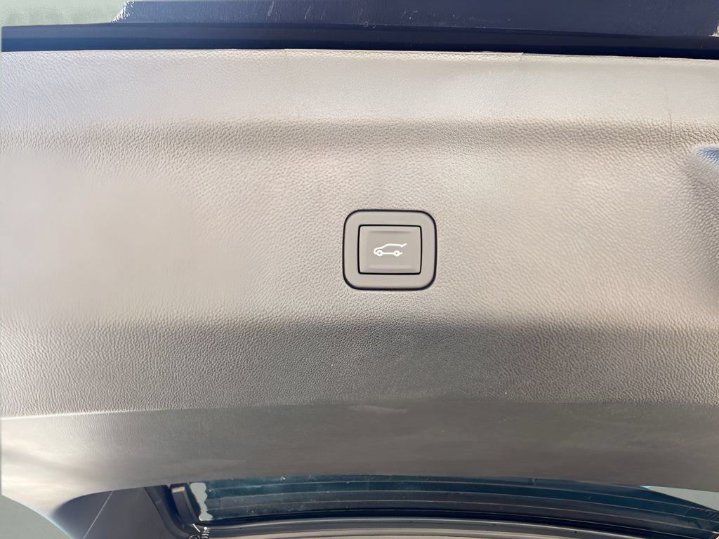 Used 2026 Chevrolet Suburban High Country RWD image 36