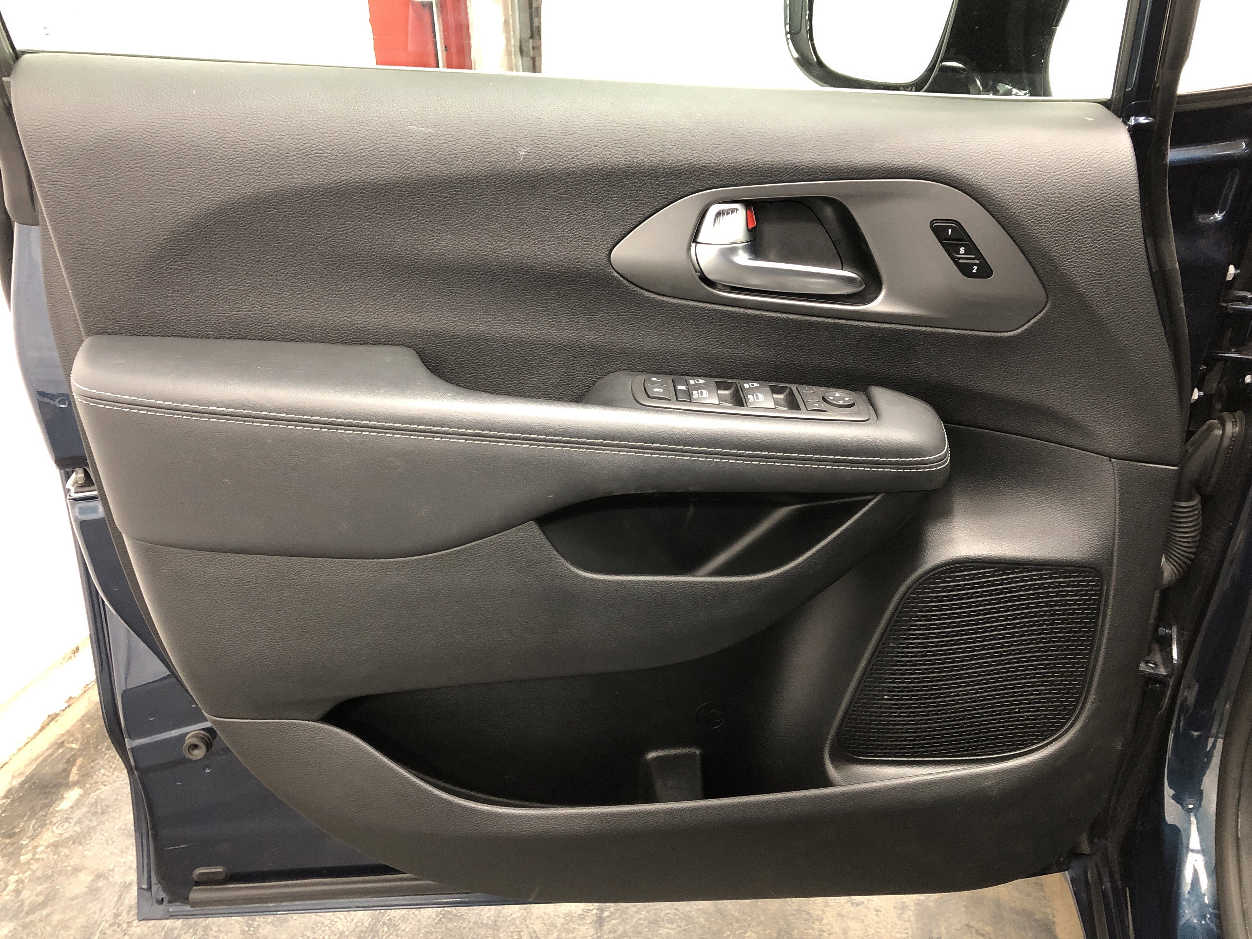 Certified 2025 Chrysler Pacifica Select w/ Uconnect Theater Family Group FWD image 17