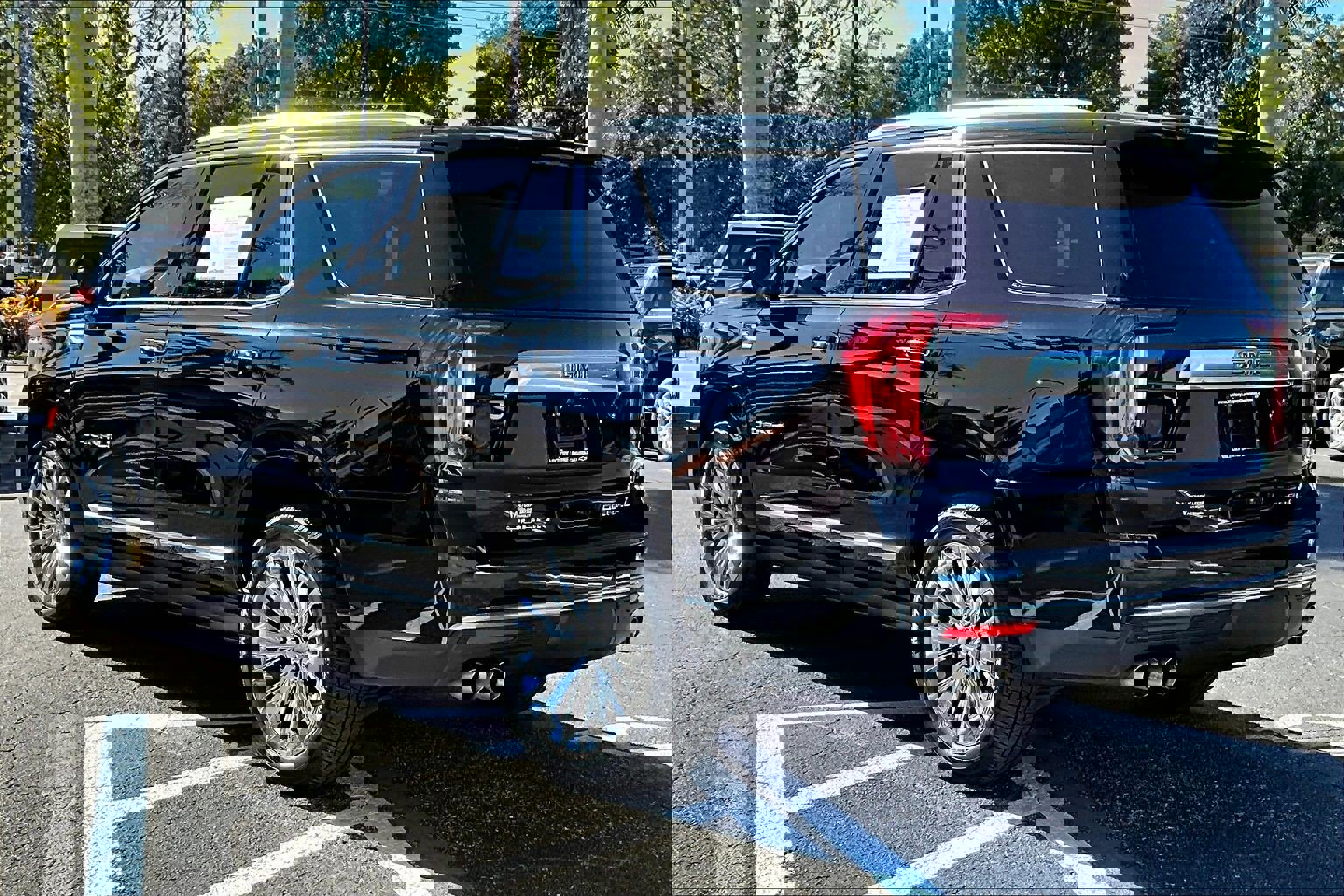 Used 2021 GMC Yukon Denali w/ Denali Premium Package image 3