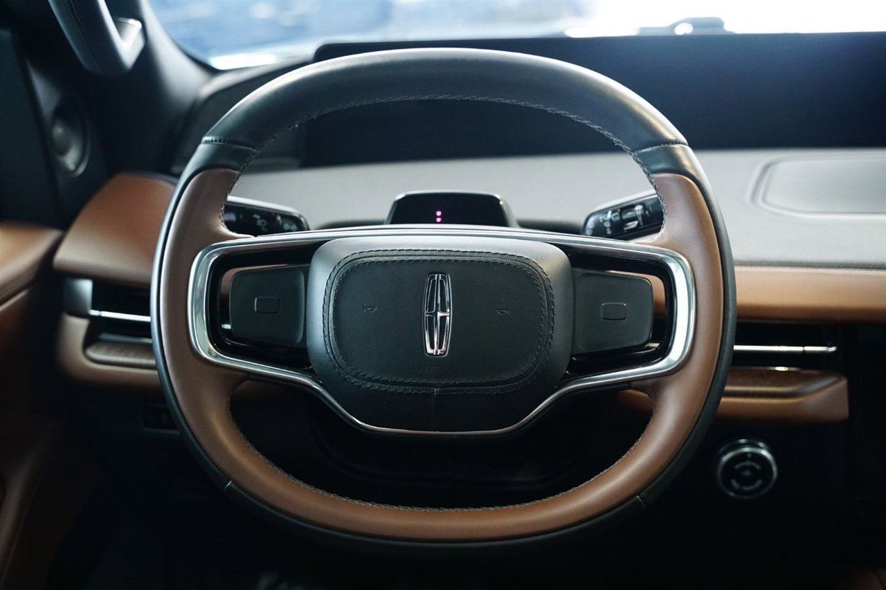 Used 2025 Lincoln Navigator Reserve image 32