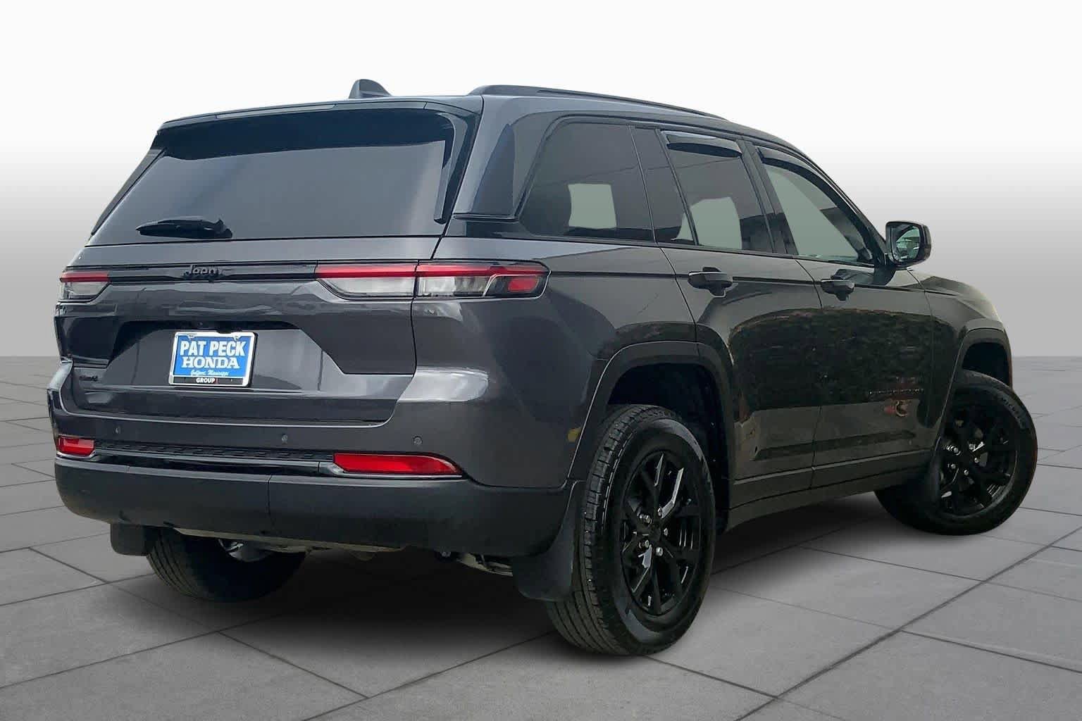 Used 2025 Jeep Grand Cherokee Altitude AWD/4WD image 22